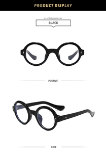 Détail de lunettes rondes noires avec rivets en losange argentés et finition polie
