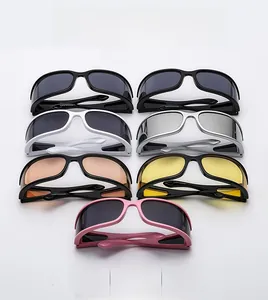 Présentation matricielle de lunettes punk profilées avec montures enveloppantes durables