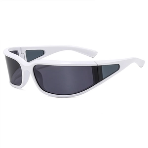 Lunettes de soleil enveloppantes blanches futuristes avec verres gris style techwear
