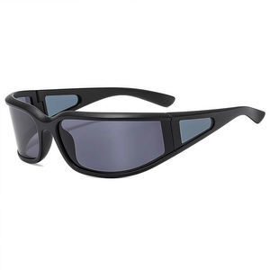 Lunettes de soleil futuristes punk monture noire mate et verres gris enveloppants