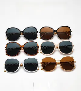 Présentation de lunettes de soleil oversize avec détails de chaîne sur les branches
