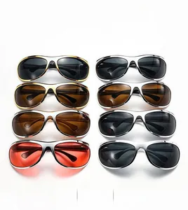 Vue à plat de huit lunettes de soleil punk ovales en métal avec divers verres colorés