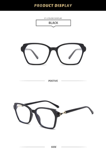 Détail de montures de lunettes noires carrées avec accents élégants en métal doré