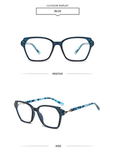 Détail de lunettes carrées bleues avec branches à motif marbré bleu et blanc