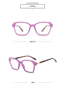 Vue de face et de profil de lunettes carrées violettes avec branches en écaille de tortue