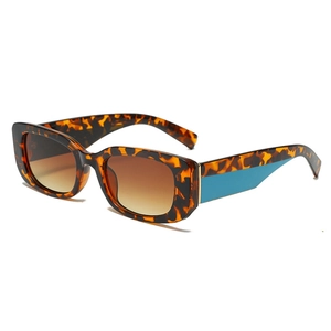 Lunettes de soleil rectangulaires écaillées avec verres dégradés et accents bleu vif