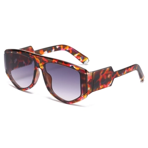 Occhiali da sole oversize con montura marmorizzata multicolore e lenti viola sfumate