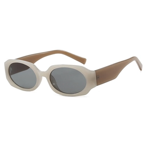 Lunettes de soleil ovales rétro avec monture beige mate et branches ambre sur fond blanc