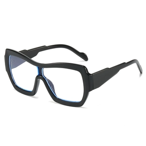 Lunettes de soleil oversize noires à monture épaisse avec un design futuriste monobloc