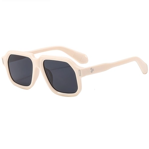 Retro übergroße quadratische cremefarbene Sonnenbrille mit dunkelgrauen Gläsern und Logo-Detail