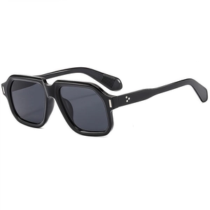 Klassische schwarze quadratische Sonnenbrille mit grauen Gläsern und silbernen Metallpunkten