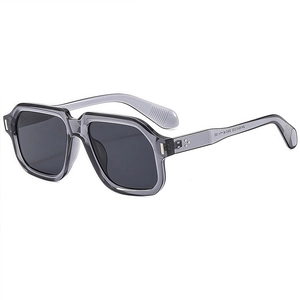 Retro quadratische Oversize-Sonnenbrille mit grauen transparenten Rahmen und Gläsern