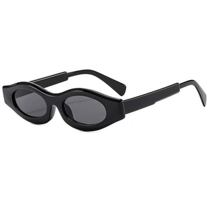 Occhiali da sole ovali alla moda con montatura nera ondulata e lenti scure per esterni