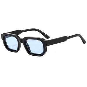 Occhiali da sole squadrati retrò con montatura nera spessa e lenti azzurre alla moda