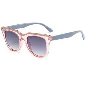 Moderne eckige Mode-Sonnenbrille mit rosa Rahmen und grauen Verlaufsgläsern im 45-Grad-Winkel