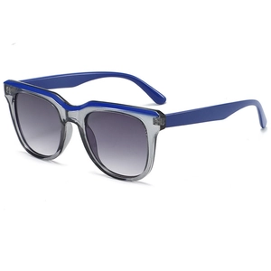 Moderne quadratische zweifarbige Sonnenbrille mit blau-grauem Rahmen und Verlaufsgläsern