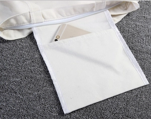 Detail der Canvas-Tasche innen mit praktischem Innenfach und glattem Reißverschluss