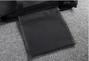 Detailansicht der schwarzen Canvas-Tasche mit Metallreißverschluss und Innentaschendesign
