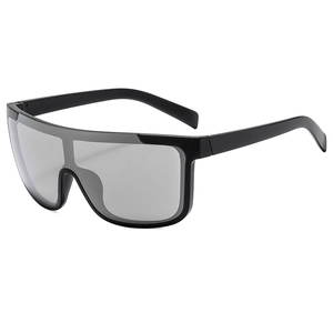 Lunettes de soleil oversize enveloppantes avec verres miroirs argentés et monture noire