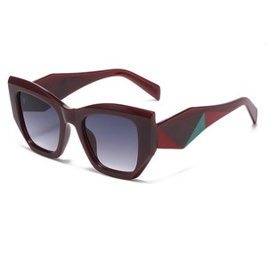 Lunettes de soleil œil de chat surdimensionnées rouge foncé avec verres dégradés et branches colorées