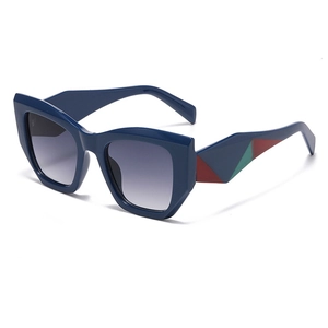 Lunettes de soleil œil-de-chat à monture bleu foncé et verres gris dégradés