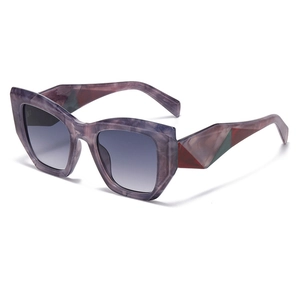 Lunettes de soleil œil-de-chat tendance avec monture marbrée violette et branches colorées