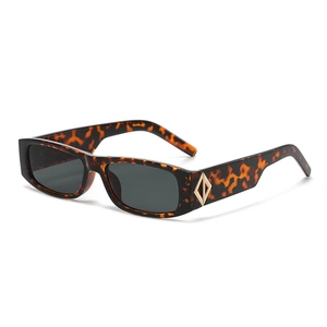Lunettes de soleil rectangulaires écaillées avec verres foncés et détail doré