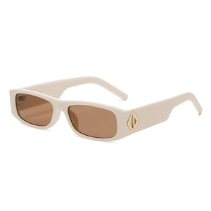 Lunettes de soleil vintage avec monture blanc crème, verres bruns et détails dorés