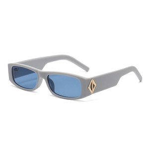 Lunettes de soleil vintage carrées gris mat avec verres bleus et détails dorés