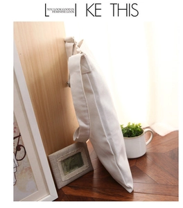 Seitenansicht der weißen Canvas-Tasche mit verstärkten Nähten und fester Struktur