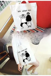 Dettaglio borsa in tela bianca con illustrazione minimalista Look what look cartoon