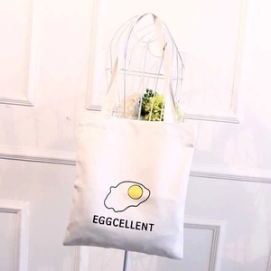 Detailansicht der Canvas-Tragetasche mit süßem Spiegelei-Muster und Eggcellent-Schriftzug