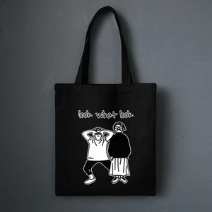 Vista verticale di una borsa tote in tela nera con illustrazione di cartoni animati