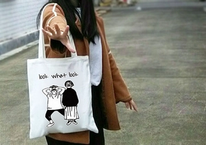 Borsa tote in cotone bianco con grafica nera minimalista e scritte per il tempo libero