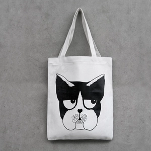 Detail einer weißen Segeltuchtasche mit hochwertigem Grafikdruck einer mürrischen Katze