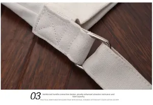 Detailansicht der X-Naht-Verstärkung und Metall-D-Ring an weißer Canvas-Tasche