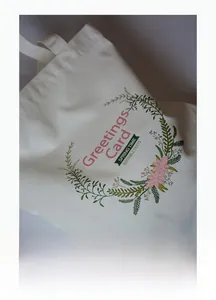 Détail de l'imprimé couronne florale et du texte Spring Time sur un sac en toile