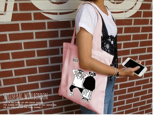 Borsa tote in tela rosa con simpatica illustrazione a fumetti e tracolla in vista