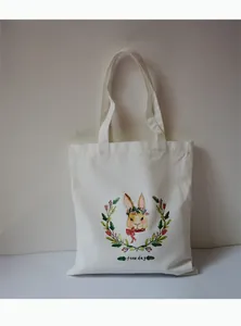 Détail du sac cabas en toile avec motif de lapin à l'aquarelle et texte fine day