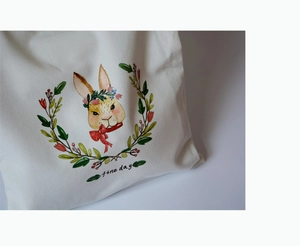 Détail de l'imprimé aquarelle de lapin et texte Fine Day sur le sac en toile blanc