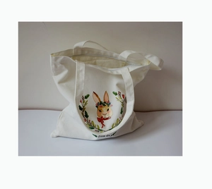 Détail d'un sac cabas en toile avec imprimé lapin, fermeture éclair et doublure