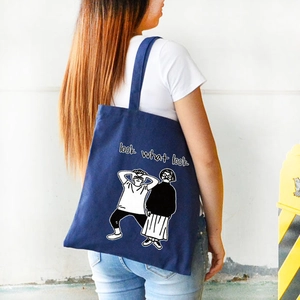 Dettaglio della borsa tote in tela blu navy con grafica artistica e scritta look what look