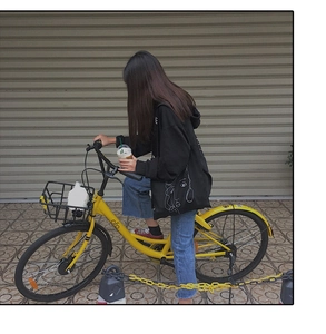 Détail du sac en toile noire avec dessin de visage artistique sur un cycliste