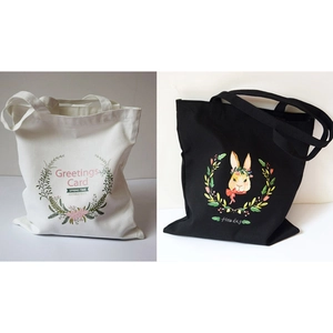 Sacs cabas en toile blancs et noirs avec motifs floraux et imprimés lapins