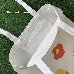 Dettaglio interno borsa in tela a fiori con cerniera e tasca interna portaoggetti