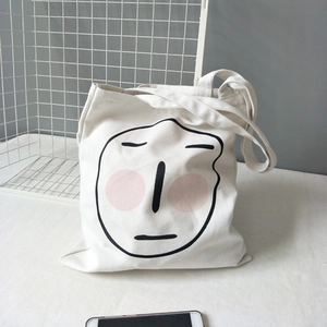 Dettaglio della stampa artistica minimalista sulla borsa tote in tela di cotone naturale