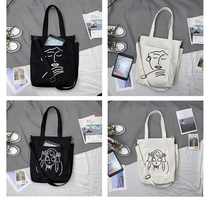 Détails du sac cabas en toile avec portrait minimaliste et bandoulière réglable