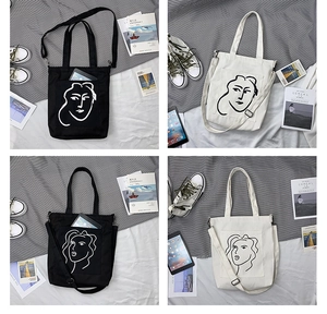 Détail d'un sac cabas en toile avec dessin au trait abstrait et bandoulière amovible