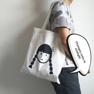 Dettaglio della borsa tote in tela bianca con design a cartone animato fotosensibile