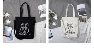 Détails des sacs cabas en toile noir et blanc avec motif lapin et bandoulière amovible